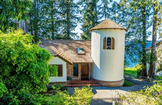 Fairyland Cottage: Waterfront+Hot Tub+Beach+Clam