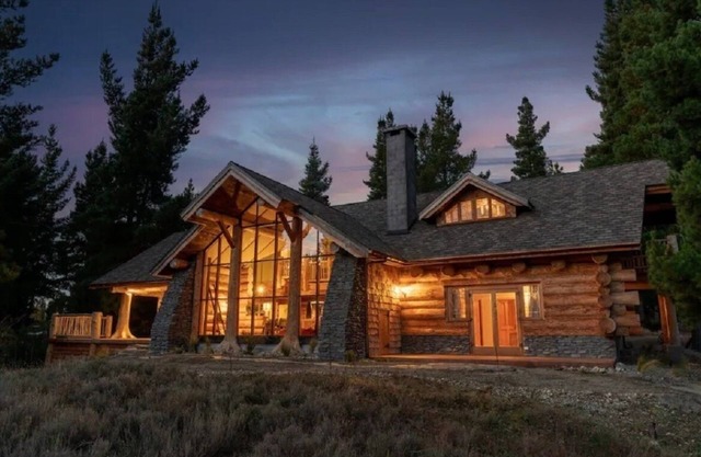 Fairytale Log Cabin with Hot Tub at Homewood Forest Retreat