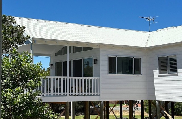 Falcon Bay Views, 2min walk to the beach, newly built stilt shack