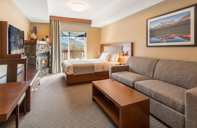 Falcon Crest Lodge by CLIQUE