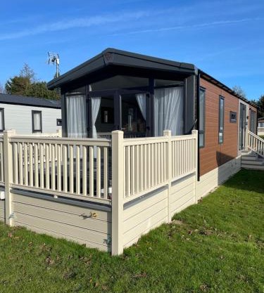 Falconers Lodge with Hot Tub