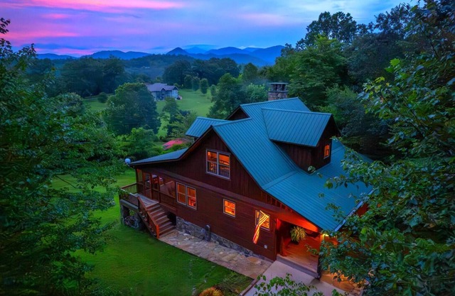 🌟25% Off New Hot Tub WCU 3 mi Sylva 5 mi Fire Pit Mtn Views Screened Porch Swings Families Couples Smokeys Nat'l Park 23mi 🌟