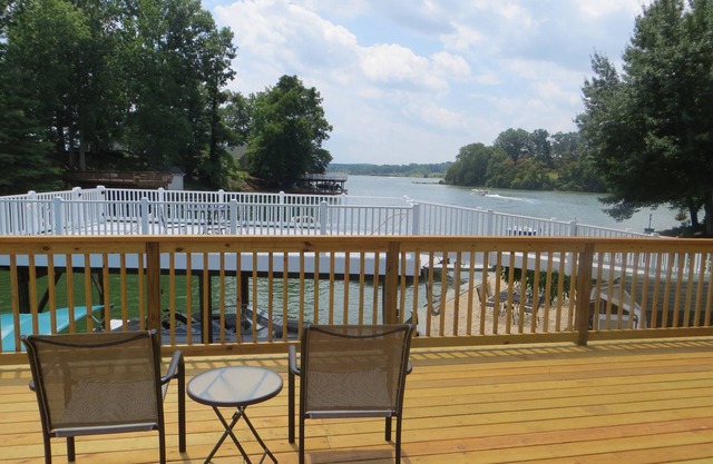 Disfrute de unas vacaciones frente al lago en una cala tranquila En Claytor Lago Cerca de Radford, Virginia.