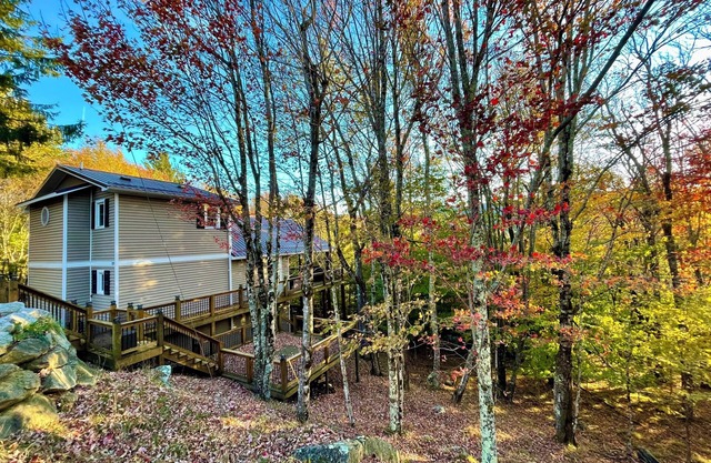 Fall Colors / Amazing Deck w/ Fireplace & TV / Hiking / Skiing / Wineries / Pets