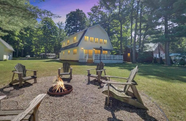 Fun at The Barnhouse - 6BR Lakefront Getaway! Bold Sunsets, Golfing and Fishing.