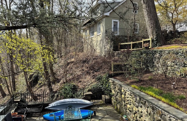 Romantic retreat with stunning views of Croton River Gorge, a birder haven