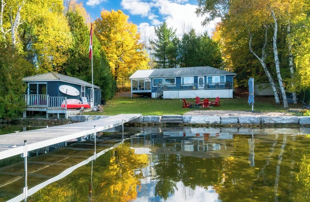 Secluded Lakeside 3BR Cottage, Paddleboards, Canoe, FirePit