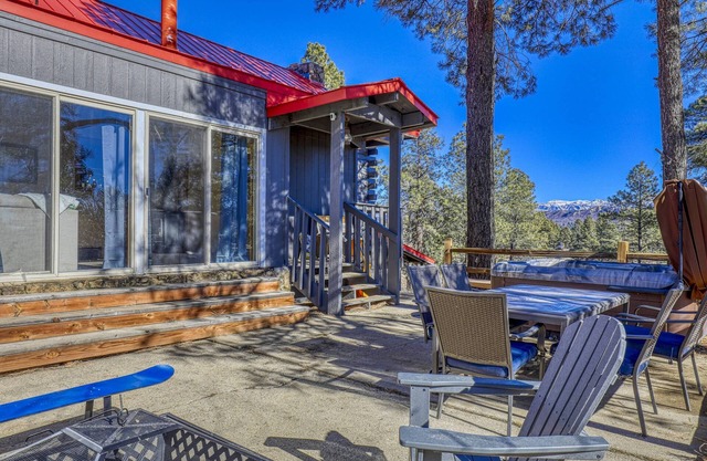 Secluded Cabin: Hot Tub, Pet-Friendly, 3.5 Acres, Stunning Mountain Views, Starlink Wifi, Fire Pit!