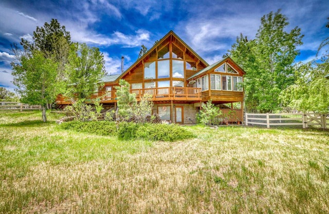 Monte Vista Retreat: Pet-Friendly, Private Hot Tub, Game Loft, Fenced Yard, Stunning Mountain Views!