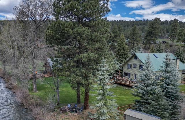 San Juan River House: Riverfront Fire Pit, Gas Stove, Near Skiing, Hot Springs, & Hiking Adventures!