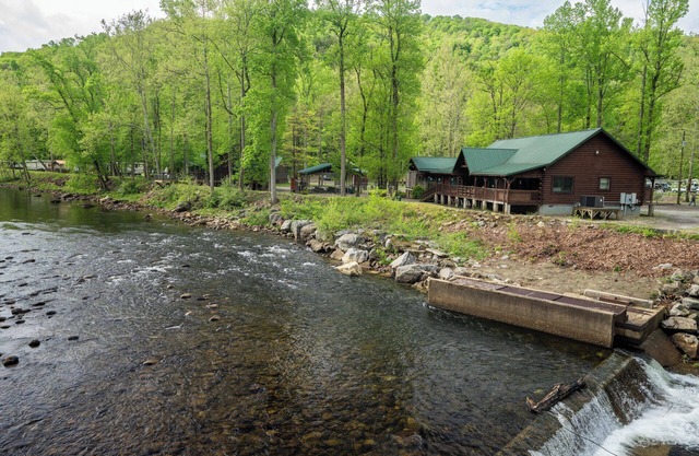 Riverside Retreat:PetFriendlyCabin with HotTub,Pellet Stove RiverViews Sleeps 10