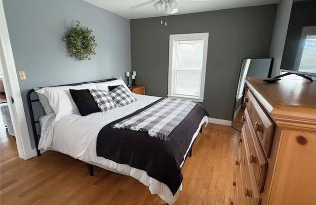 Charming 3-bedroom lakeside cottage on Stockton Lake with game room and hot tub.