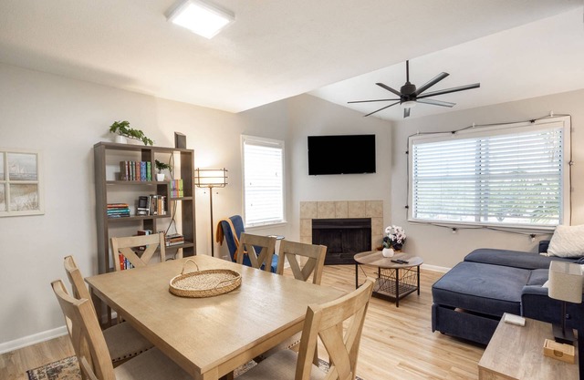 NEW Listing| Bring Your Boat |Dock w/water & power| 5 min to Kemah Boardwalk |Near NASA |Pool |Games