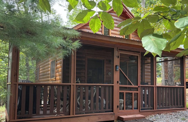 Fall Into Comfort – Tranquil, Pet-Friendly Cabin with Fresh Dates Available!