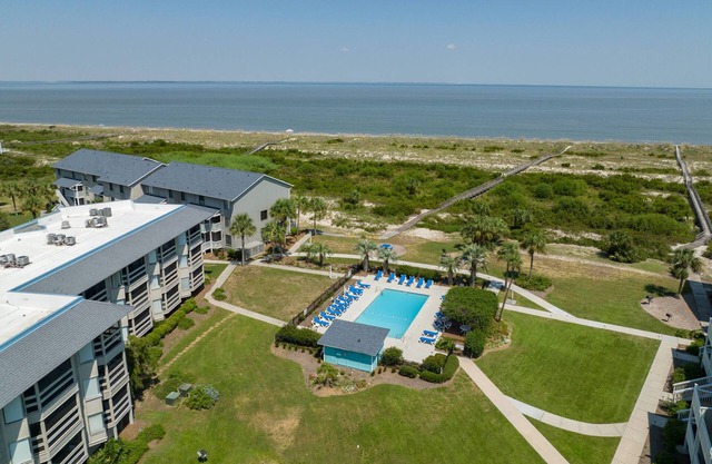 Harbor Island Bliss: 2BR Condo, Beach Access, Resort Pool, & Stunning Views!