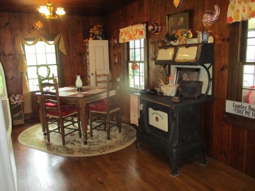 Fall leaves are here! Cabin off I-77, wonderful experience for 2!