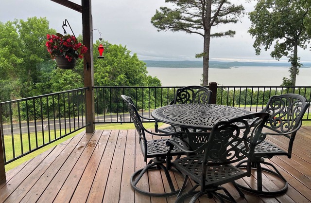 Fall Retreat With Spectacular Views of Lake Tenkiller.