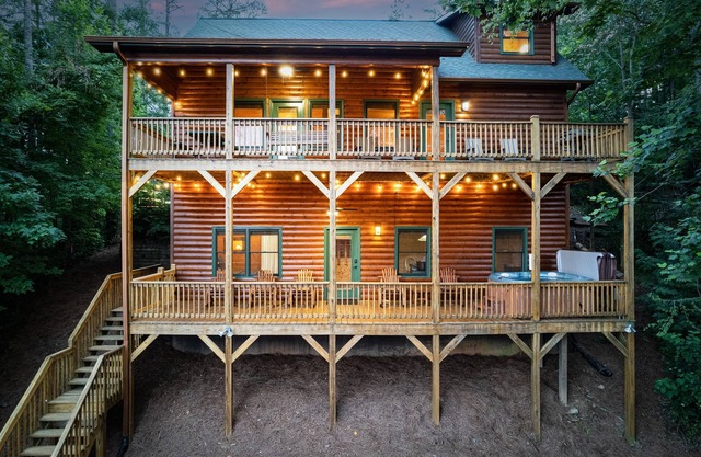 Summer Retreat! 3 King Suites, Creek, 15 mins 2 BR