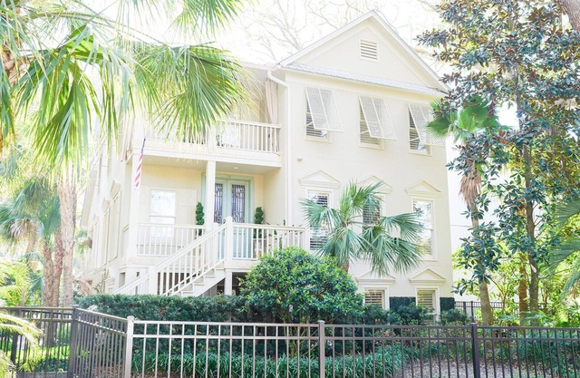 Large home steps to restaurants and the pier!
