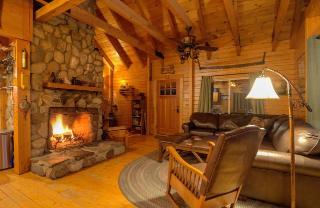 Aislado Lakefront Log Home con orilla privada. Gran natación, pesca