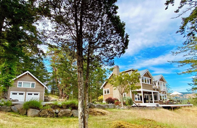 July Special! Experience Deer Harbor charm in our cozy 1-bedroom apartment