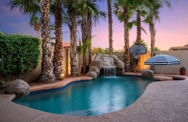 Fall Specials - Heated Pool w/ Waterfall and Hot Tub! 4 Luxury Bedrooms