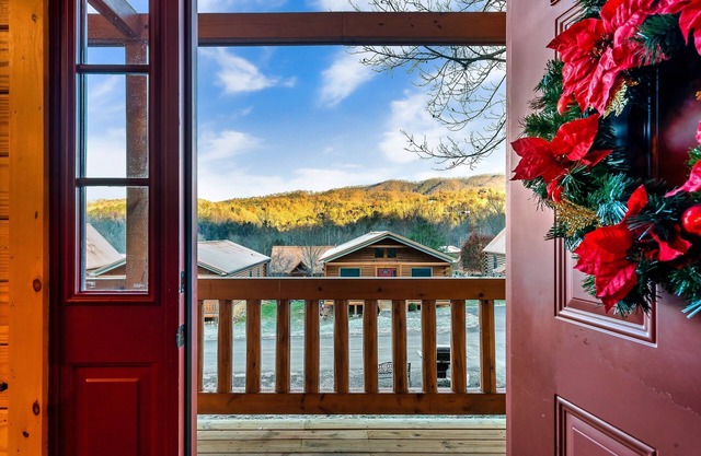 Spring Specials🍁 View Cabin👓Fast Wifi🎮Multicade🥊Pool Table🎱Private HotTub👙
