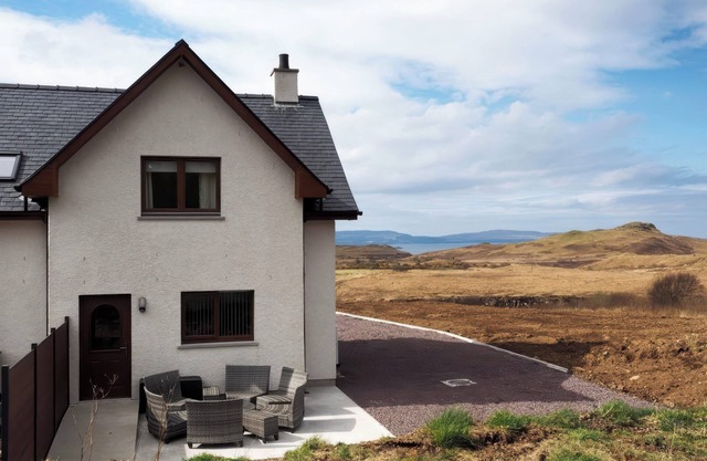 FALLS COTTAGE, pet friendly, with hot tub in Uig