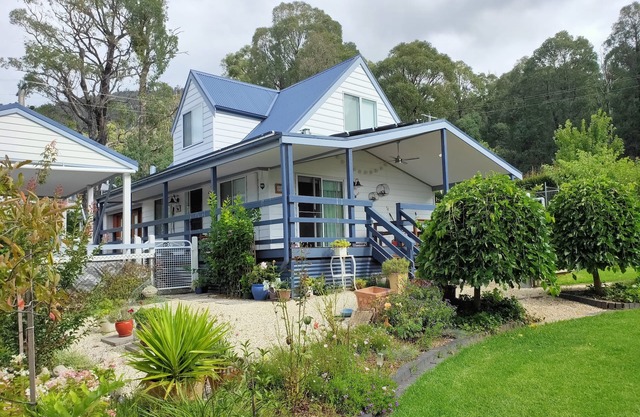 Falls Cottage - picture perfect cosy country cottage and gorgeous gardens