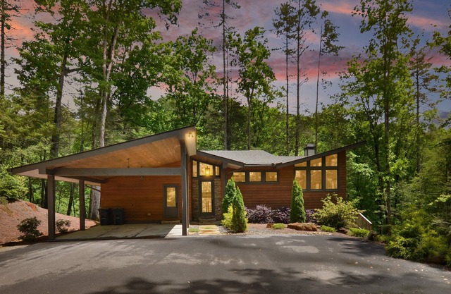 Falls Watch ~ 3BR Mountain Modern Luxury on a Private Waterfall! Wow!