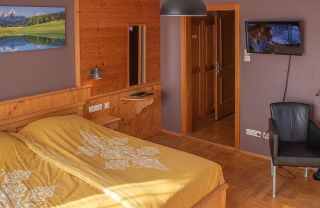 Familienzimmer, Dusche, WC, Balkon - Pension Kärnten