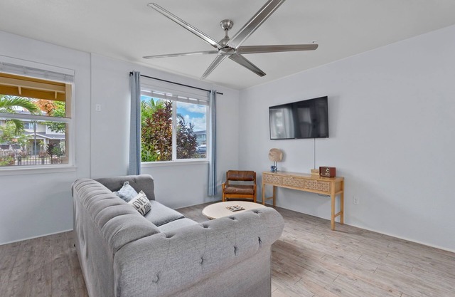 Family Friendly Townhouse in heart of Kapolei! Mins to surfing, golf, shops&more