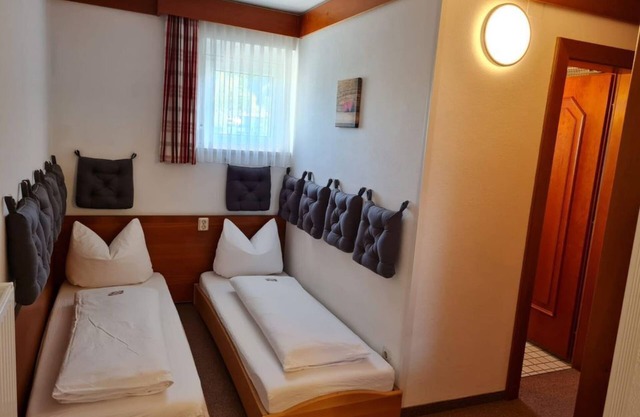 Familienzimmer, Dusche, WC, Balkon - Pension Tulpe