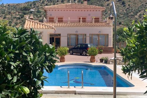 Familiar House with Private Pool and Mountains View