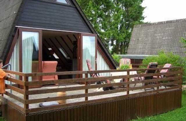 Casa familiar con chimenea y ubicación de bosque