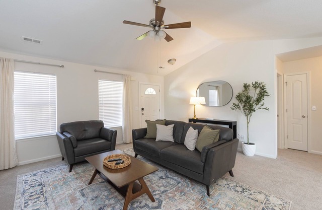 Families + Pets Welcome!! Fenced Yard! 30+ day stay