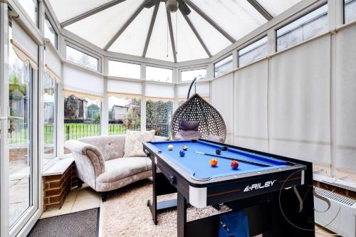 Family 5BR Home - Near M6, Parking & WiFi