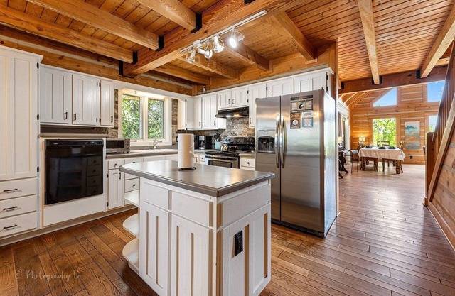 Family Adventure Lodge 5 Bedroom Cabin by RedAwning