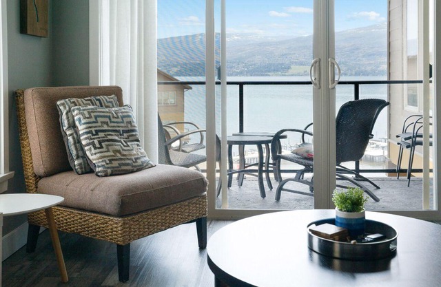 FAMILY and FRIENDS!! Lake front condo lake/pool view. TOP 🔝 FLOOR