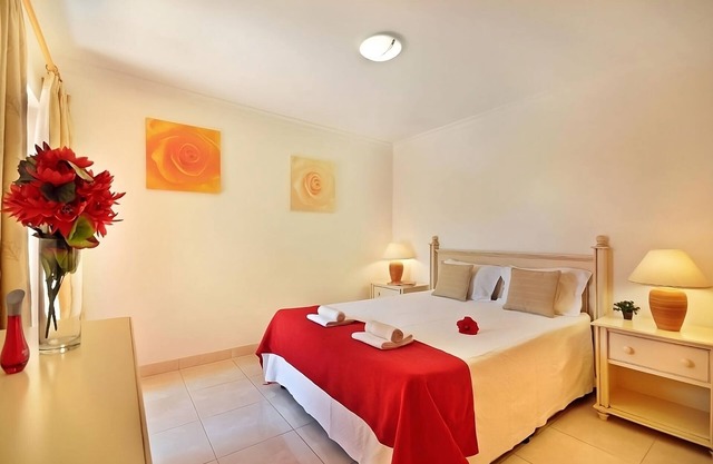 Family and Friends Getaway! Fully-equipped Kitchen, Outdoor Pools, Free Parking!