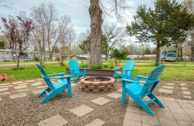 Family and Pet Friendly Lake House around the corner from boat ramp. Sleeps 12