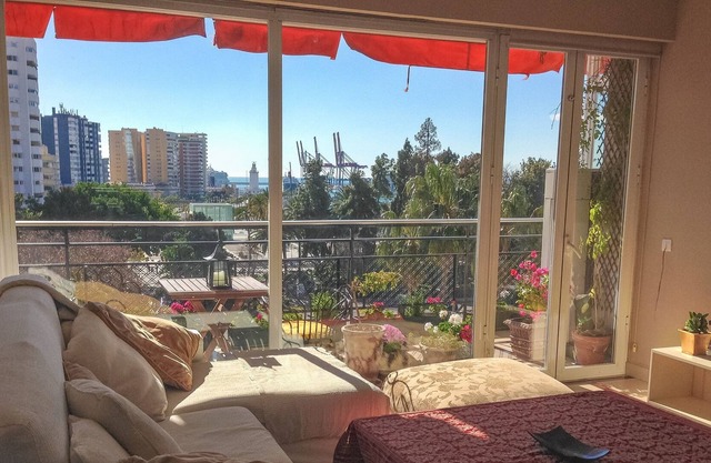 Apartamento familiar junto al centro y playa con soleada terraza, parking, wifi.
