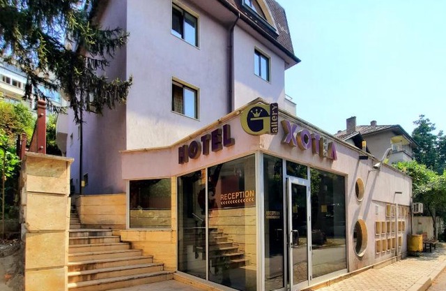 Family Art Hotel Gallery