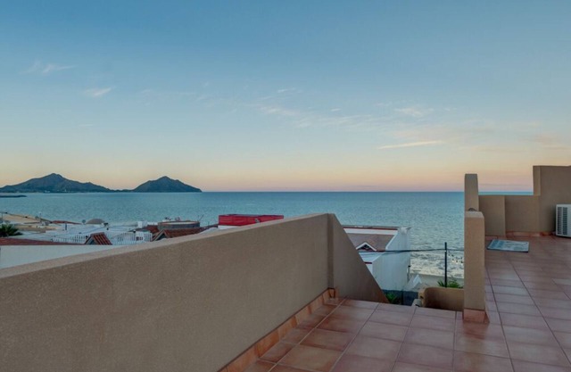 Family Beach House 🔥 1 Min Walk to the Sand 🏖 Wi-Fi, A/C, Hot Water & Kayaks