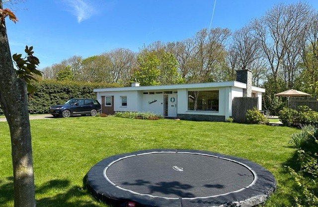 Family bungalow with garden for 6-8 people