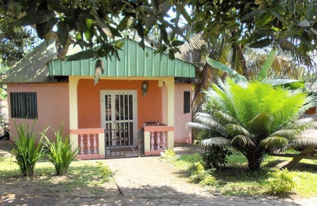 Bungalow-Familiar-Baño con ducha-Vista al Jardín