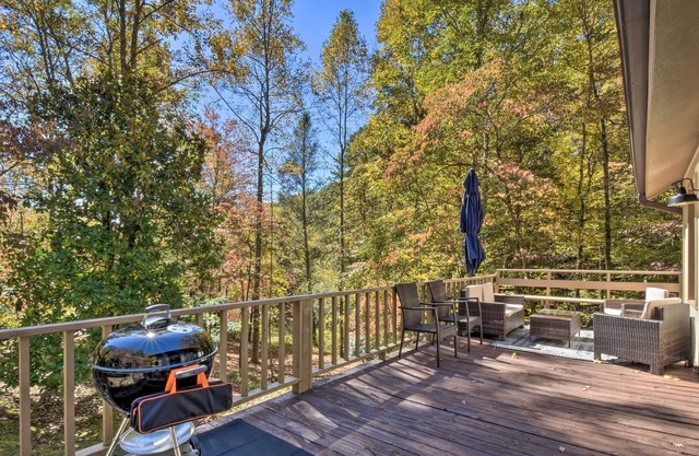 Family Cabin Near Hiking w/ On-Site Pond & Deck!