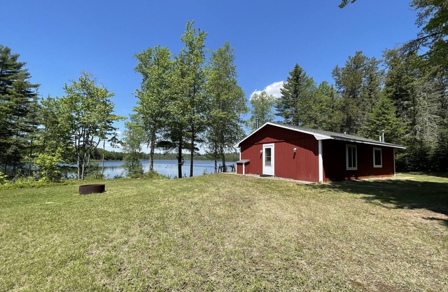 FAMILIA LAKESIDE CABINA PRIVATE LAKE Y ACERAGE FISHING SENDERISMO CAZA Y NATURALEZA