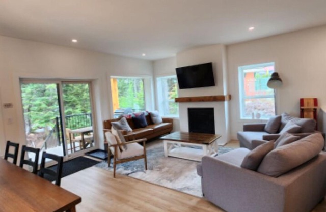 Family cabin sleeps 10 w/ hot tub, games room & mountain views - 2 mins to base