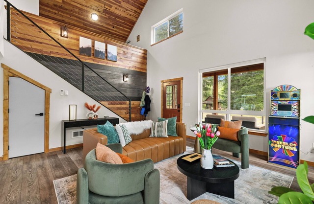 Family Cabin: WiFi-Hot Tub-Game Room-Guest Suite